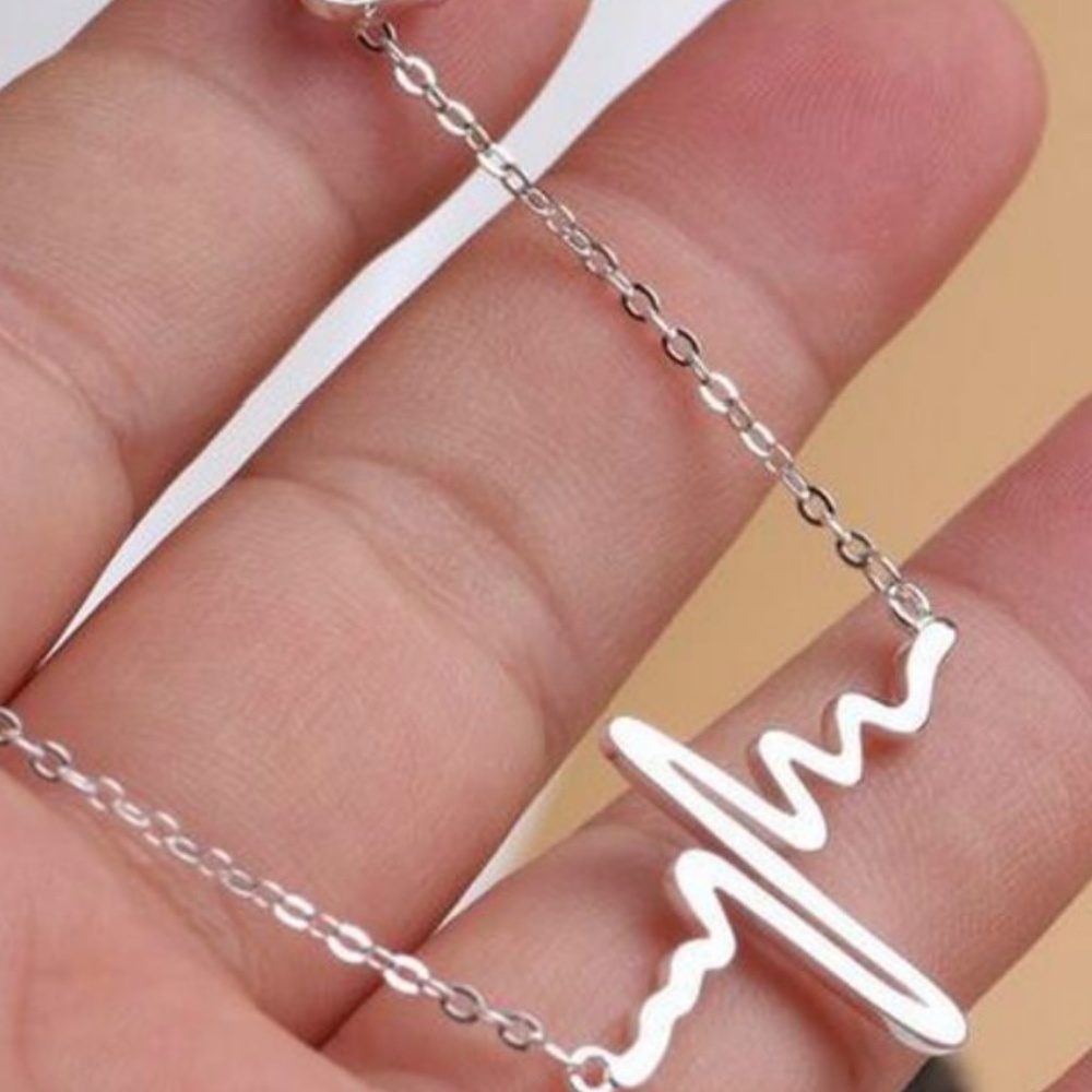 50% OFF Gold Tone  Wave Heart Necklace Brand New - Picture 3 of 3